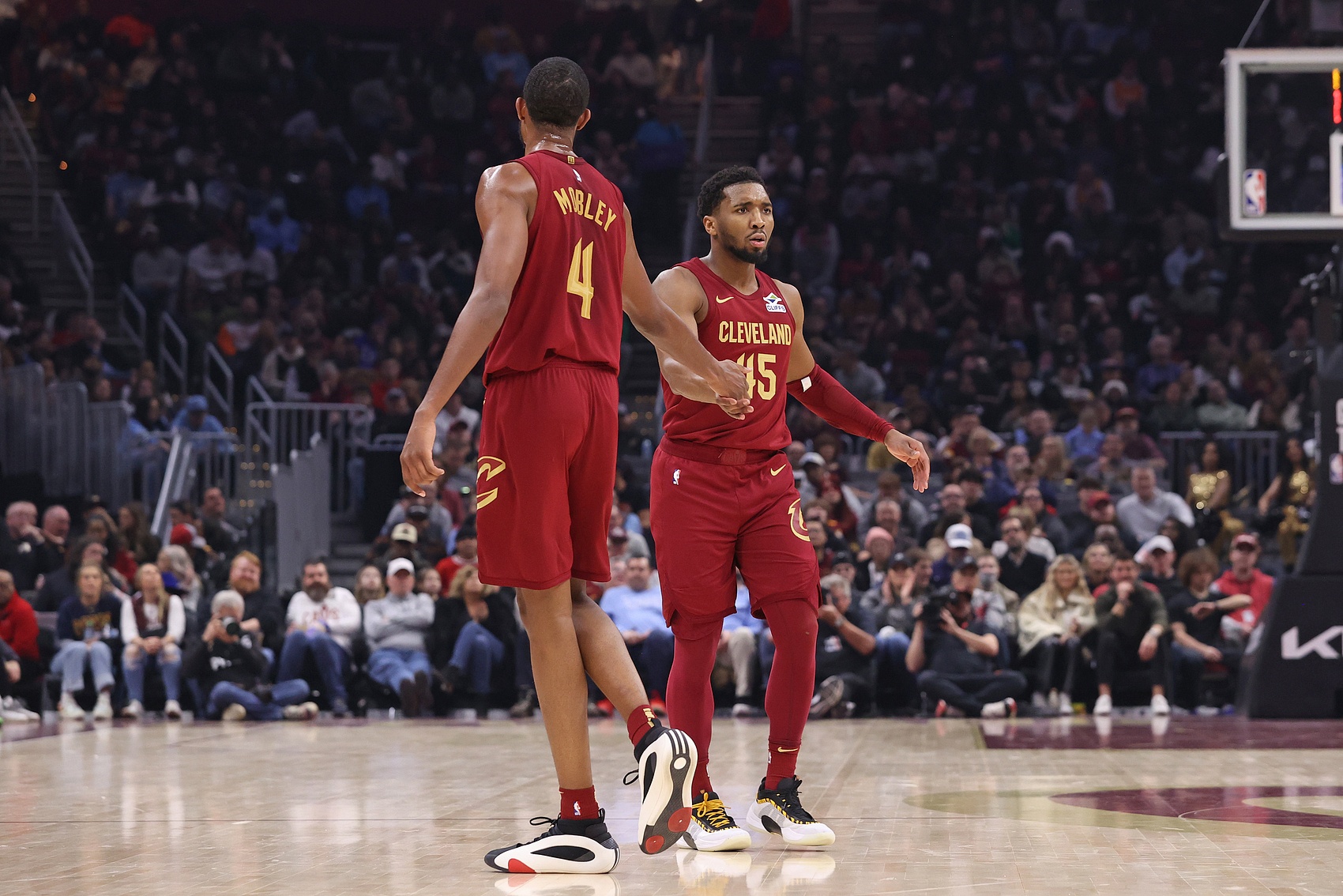 星空体育app下载-赛地聚焦：NBA季后赛加时末段热度飙升；本菲卡远射贴柱；气氛紧张；轮换策略成焦点的简单介绍